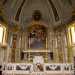Sullaltare maggiore campeggia una raffigurazione della Vergine Maria